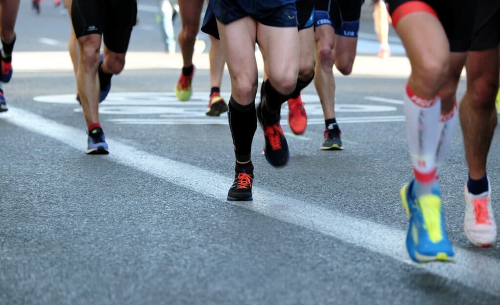 Image qui illustre ma première course . On voit des coureurs du Run in Lyon 2023 courir sur les quais.
